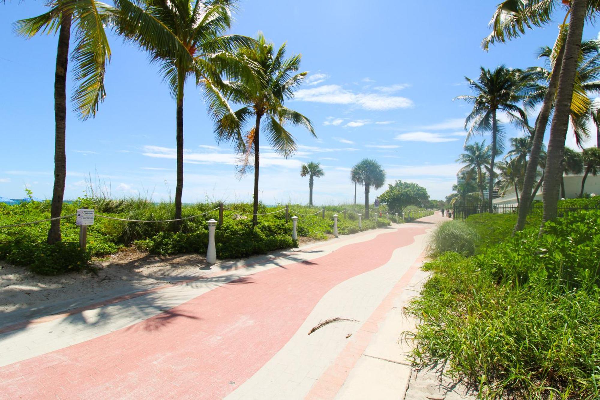 מיאמי ביץ' Castle Pavillon 8 Beachfront - Private Beach Access Loft With 2-Story, Pool, Tennis, Free Parking Access מראה חיצוני תמונה