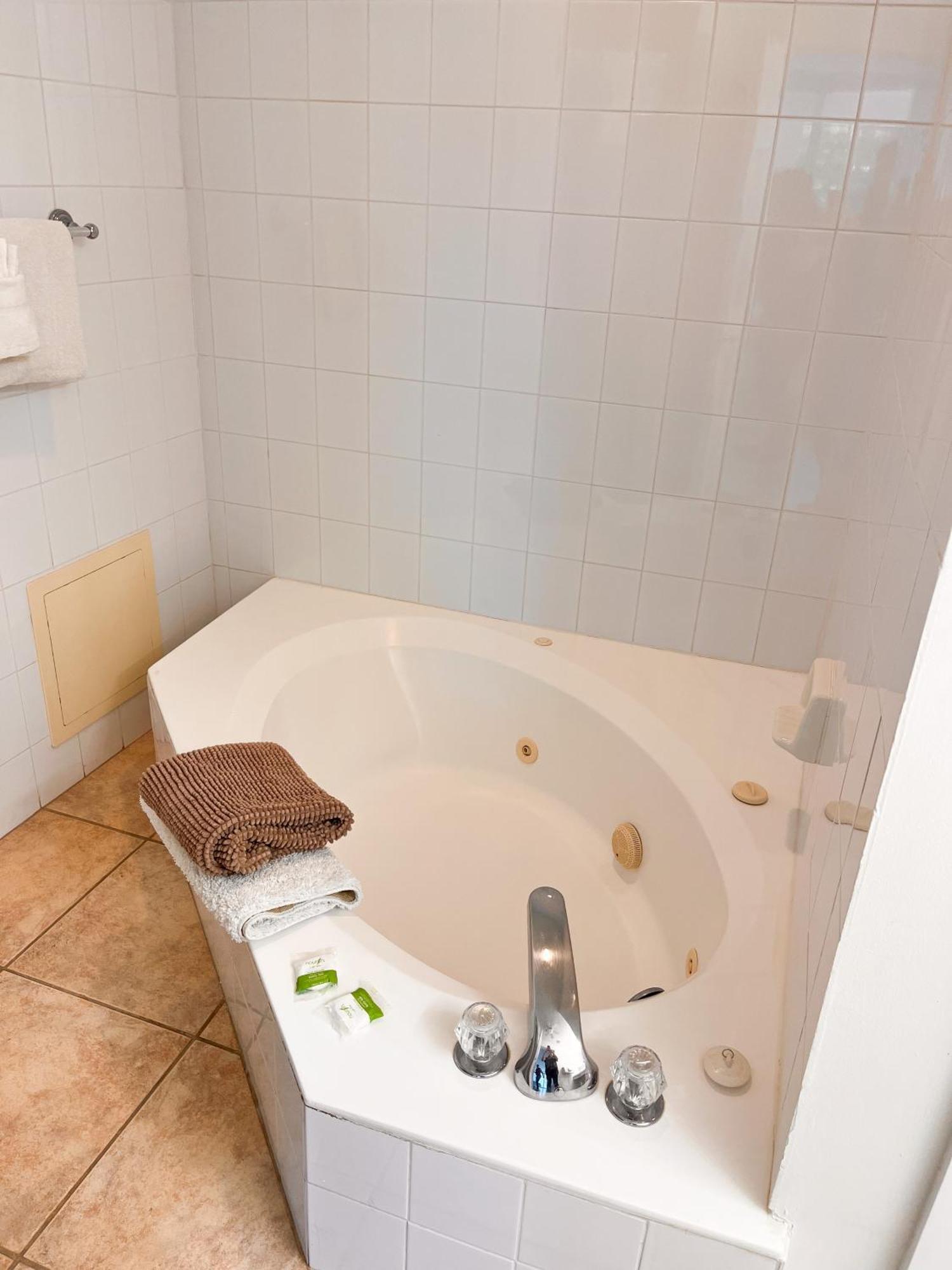 מיאמי ביץ' Castle Pavillon 8 Beachfront - Private Beach Access Loft With 2-Story, Pool, Tennis, Free Parking Access מראה חיצוני תמונה